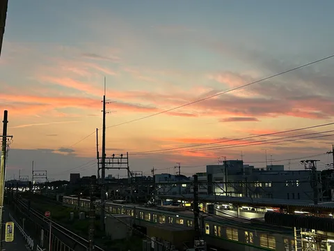夕暮れの鉄路に染まる空