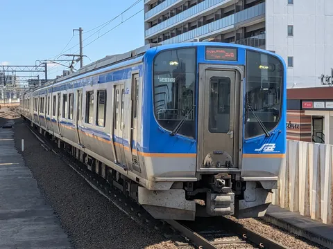 澄みわたる空の下、青い軌跡