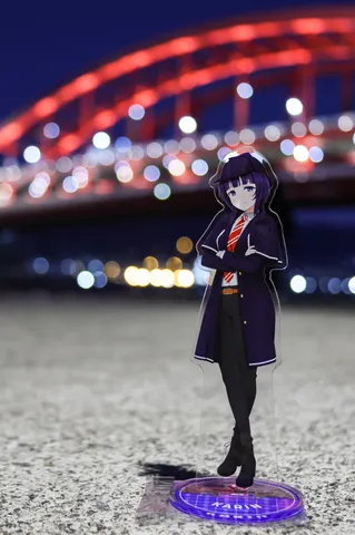 夜景バックにクールな仁王立ち