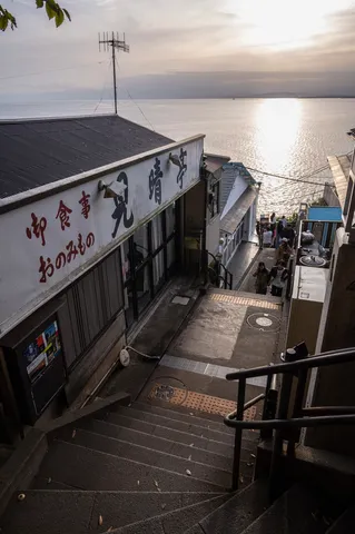 海へ誘う階段の光