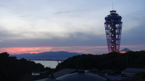 灯台と夕焼けのコントラスト