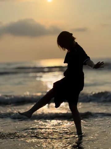 黄昏を踊る海辺の影