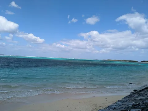 水平線に吸い込まれそうな青い世界