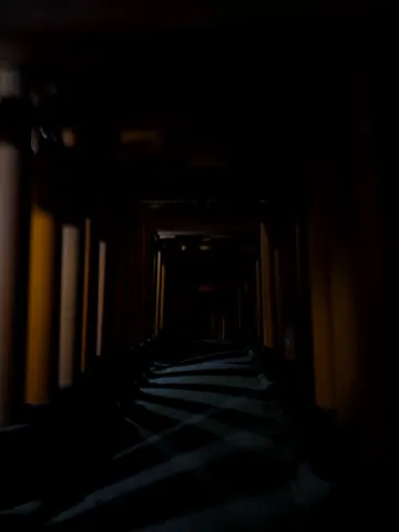 神秘的な朱色の回廊