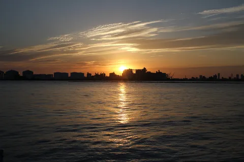 港に沈む太陽、水平線のドラマ