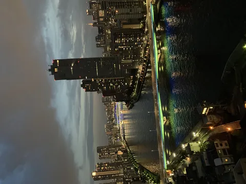 夜空と川面が織りなす都市の光景