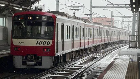 雪景色の駅に停車中の列車