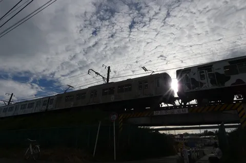 雲間を駆ける、西日と電車の出会い