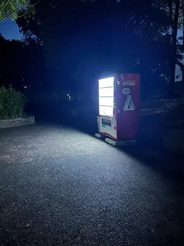 夜風に光る自販機の一コマ