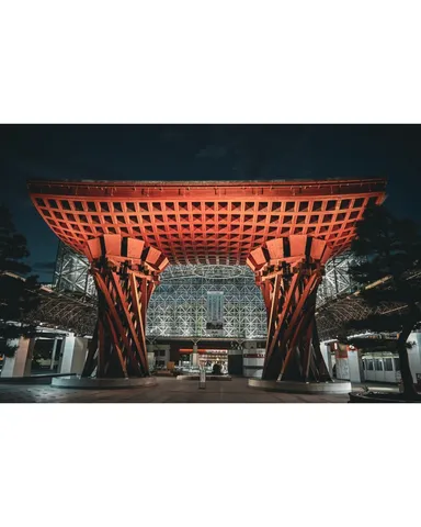 夜に映える木組みの門