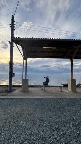 旅情を誘う、海辺の駅にて