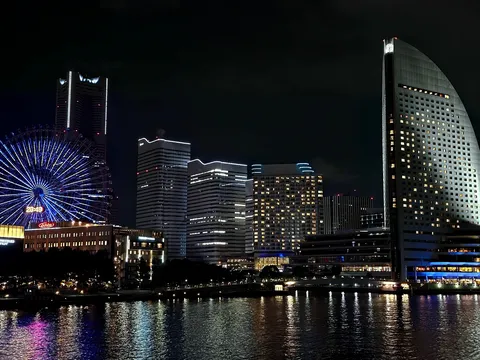 水辺に浮かぶ夜の街