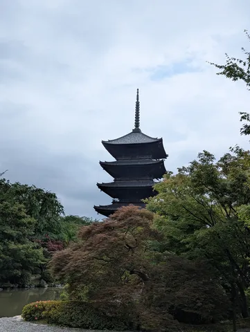 静寂を纏う五重塔