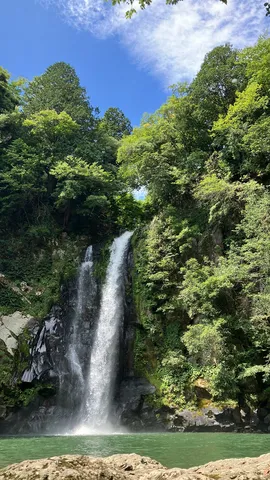 碧き淵と光の滝