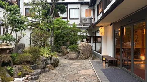 石畳の庭、灯りが招く静寂