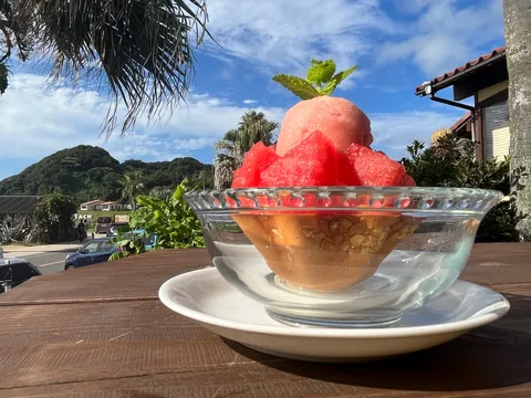 青空の下、夏のひんやりデザート