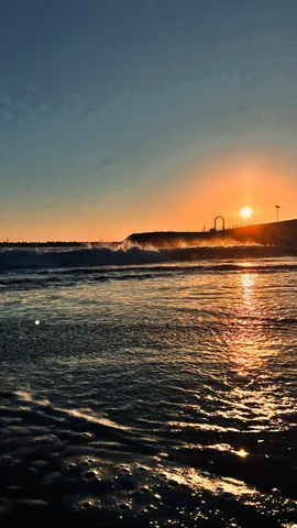 夕陽が染める海の静寂