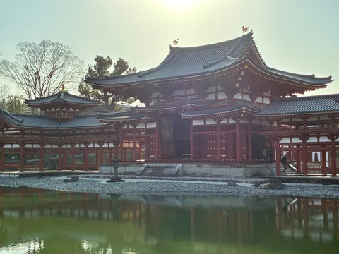 池に映る、鳳凰の尾を引く朱塗りの寺院