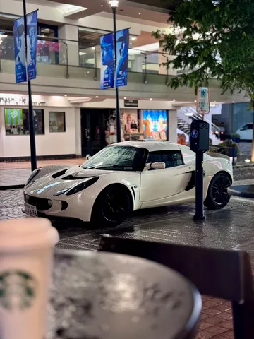 雨粒も輝く、艶やかなスポーツカー