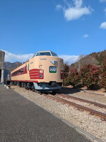 懐かしの車両と青い空