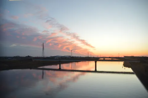 水面に映る夕景の彩り
