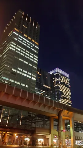 夜の高層に走る光の線