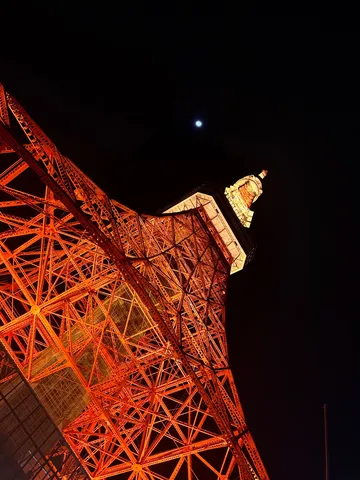 夜空にドーン！燃えるタワーと控えめな月