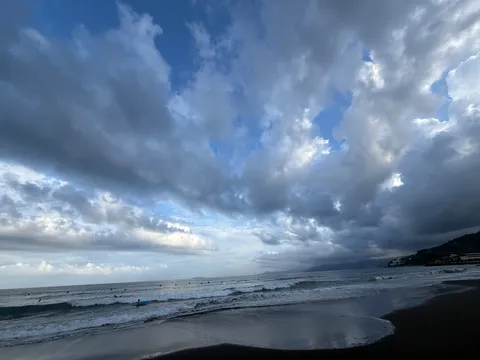 曇り空とサーファーの静かな時間