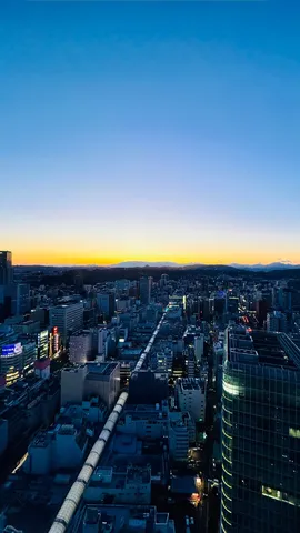 空と街、夜明けのグラデーション