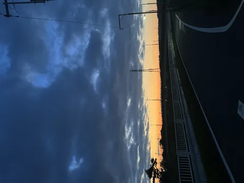 夕焼け空に広がる道と街路