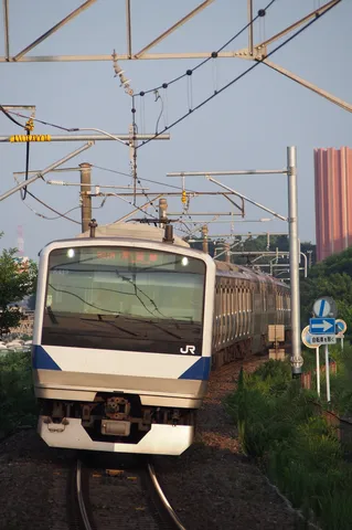 日暮れ時の常磐線、疾走する電車