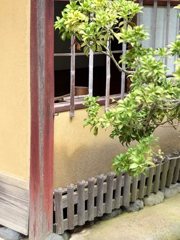 古家の窓と竹格子の情景