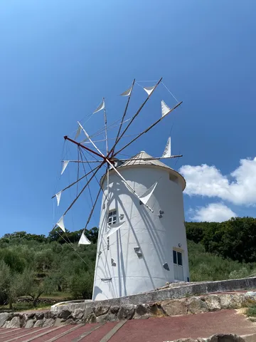 風を待つ白い風車