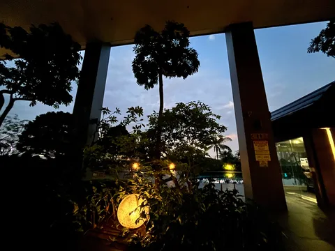 夜の静寂、水辺の灯り