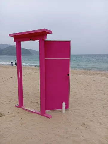 海辺のピンクの扉