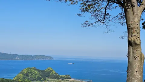 海と緑のコントラスト、遠くの景色