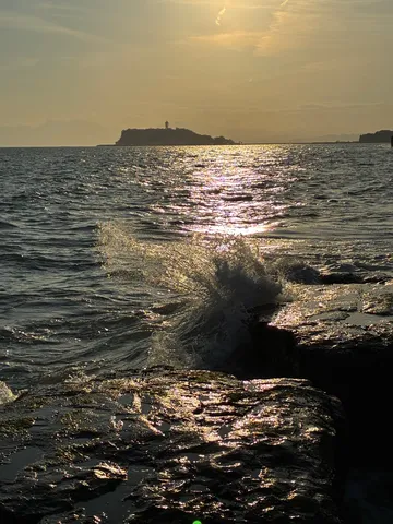 夕陽きらめく波の舞台