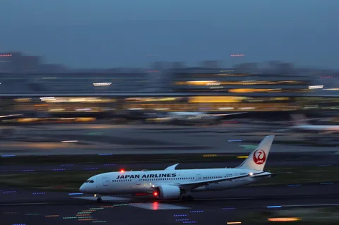 JAL、夜の出陣！光の速さでGo！