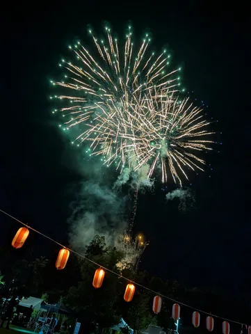 祭りの夜、光の共演