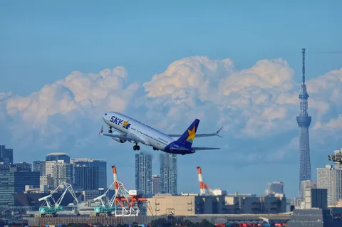 都市の空へ飛ぶ瞬間