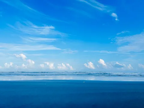 どこまでも続く青い空と海