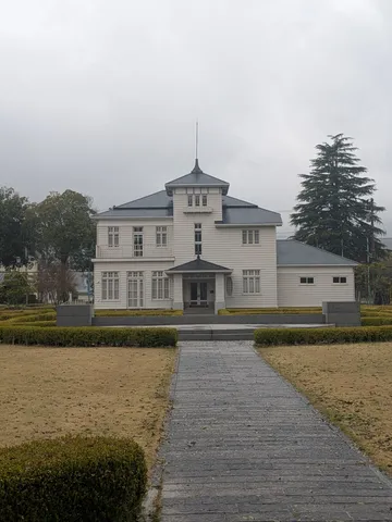歴史を感じる洋館と石畳の道