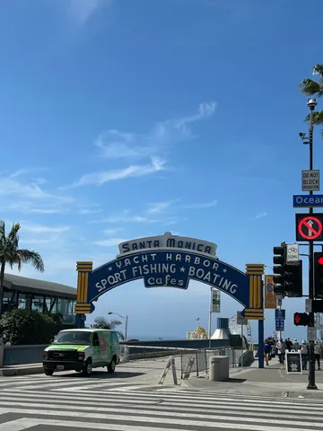 サンタモニカの青い空と海