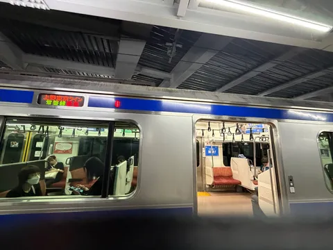 都会の夜、静かな車内