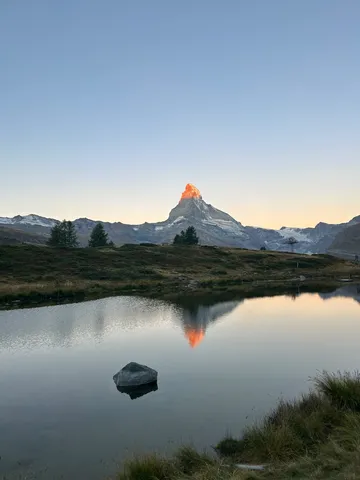 湖面に灯る山の余韻