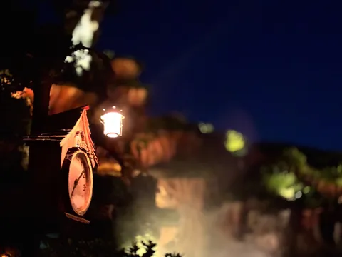夜の灯と石段の静寂
