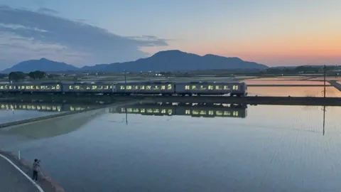 黄昏時、水鏡に映る列車