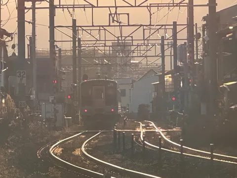 夕暮れの線路、旅立ちの予感