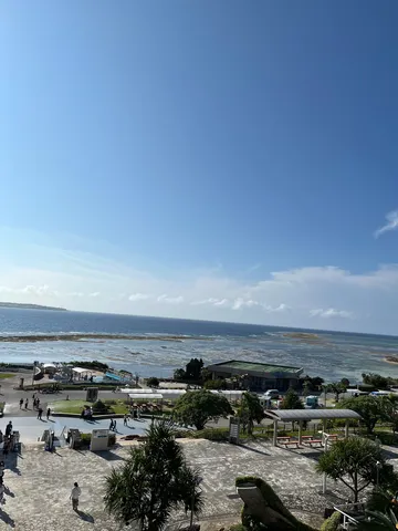 青い海と広がる大地、心地よい休日