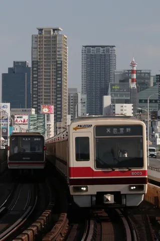 すれ違う都会の電車たち
